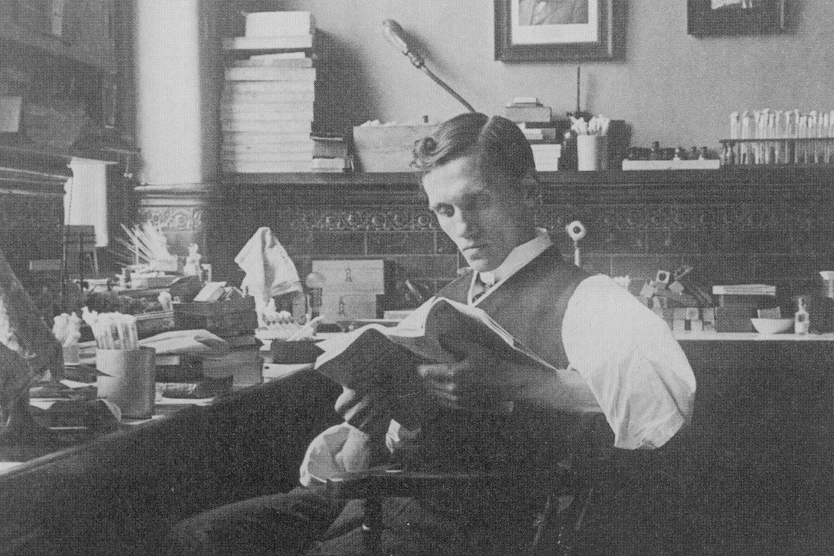 Photo of Sir Alexander Fleming reading