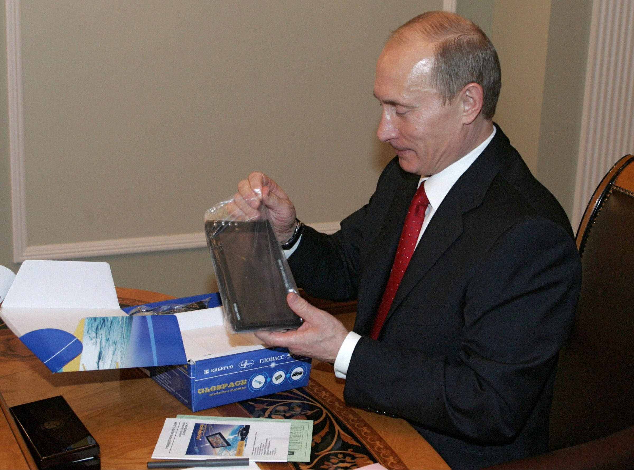 Vladimir Putin examines kit for GLONASS