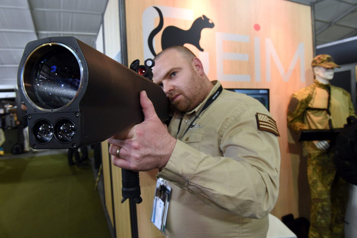 A man holds a laser of dissuasion and dissuasion (LDI)