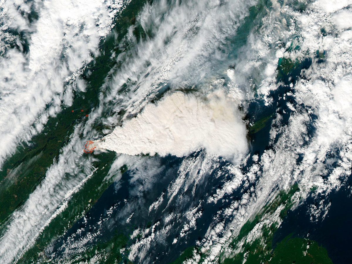 A PyroCb plume from an 11,000-acre wildfire in Minnesota in 2011. The red outlines mark where the fires broke out