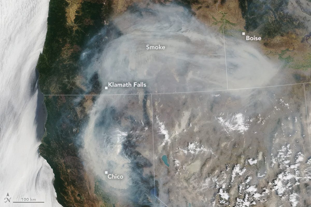 A natural-colour image from NASA’s Terra satellite shows the extensive smoke plume from the 2021 Dixie Fire in California