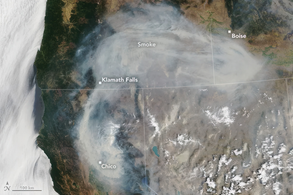 A natural-colour image from NASA’s Terra satellite shows the extensive smoke plume from the 2021 Dixie Fire in California