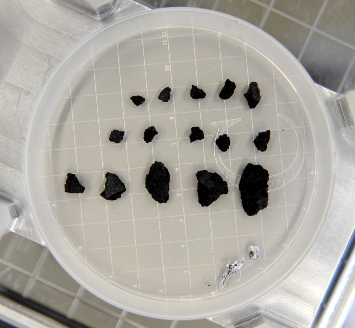 Large Ryugu particles of over 10 mm to 3 mm collected by Hayabusa2 in the second touchdown.