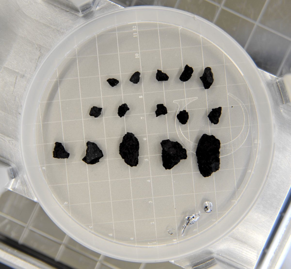 Large Ryugu particles of over 10 mm to 3 mm collected by Hayabusa2 in the second touchdown.